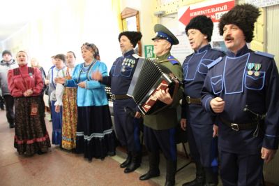 Коллективы ДДН выступили на избирательных участках в день выборов