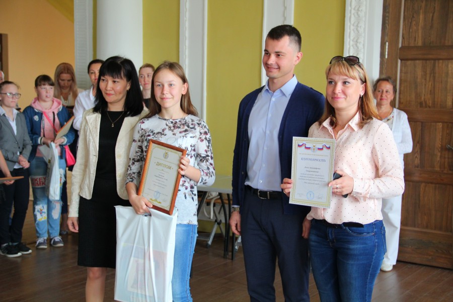 В ДДН прошло награждение победителей XII городского конкурса рисунков «Детство разноцветное»